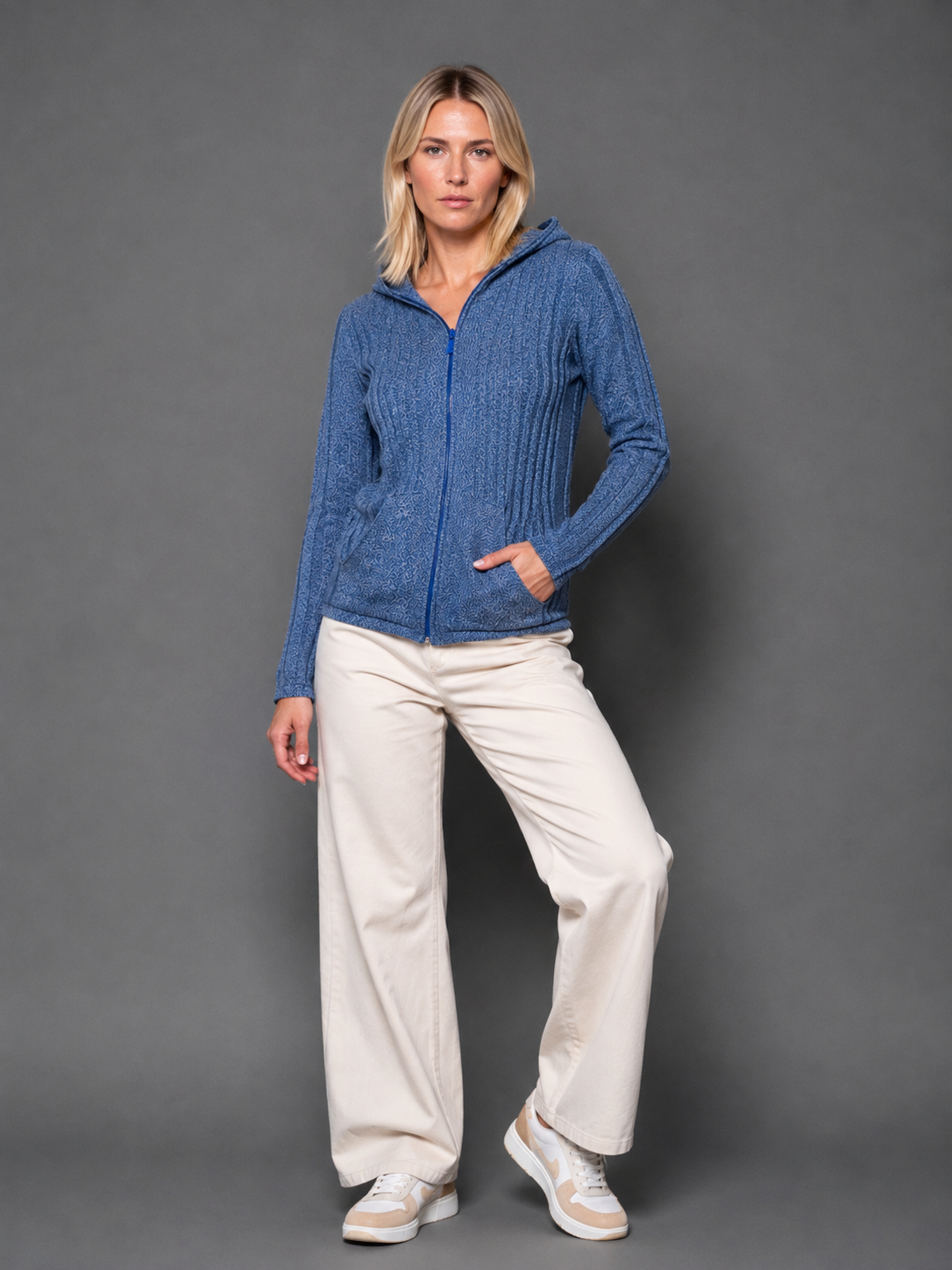 CAMPERA CAPUCHA Y BOLSILLOS FRANCIA GASPEADO ART 7793