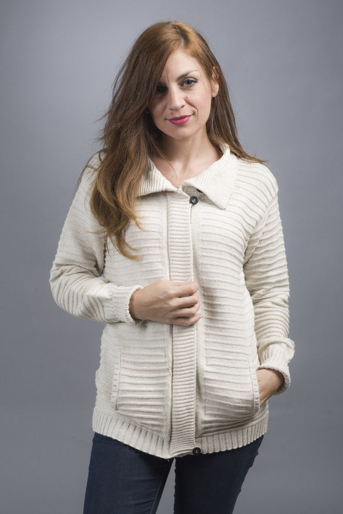 CAMPERA CON CIERRE Y BOLSILLOS CRUDO (ART. i804)